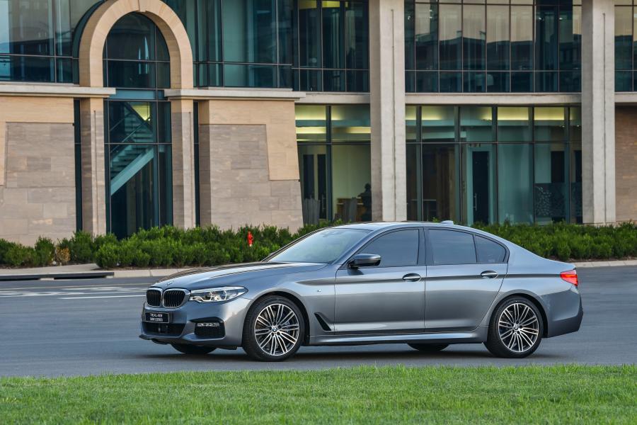  BMW 540i Sedan M Sport 2017 года  (ZA) (фото 5 из 40)